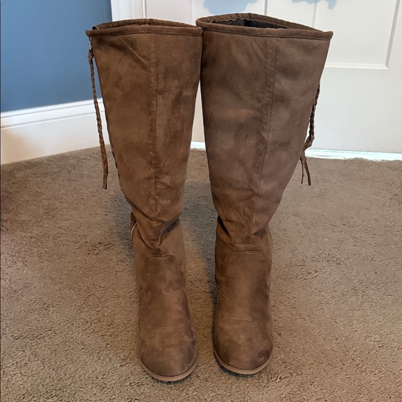 Chic Tan Boots size 7.5 - Picture 1 of 9